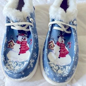 Women’s Blue Snowman shoes with faux fur lining and rubber soles. Size 39 EU.